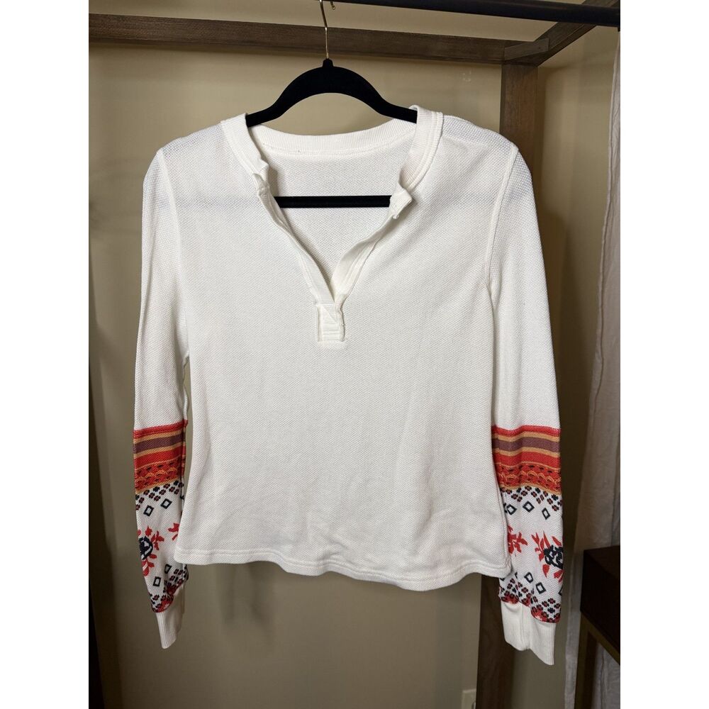Women's Boutique Top w/Tribal Pattern. Size Medium.